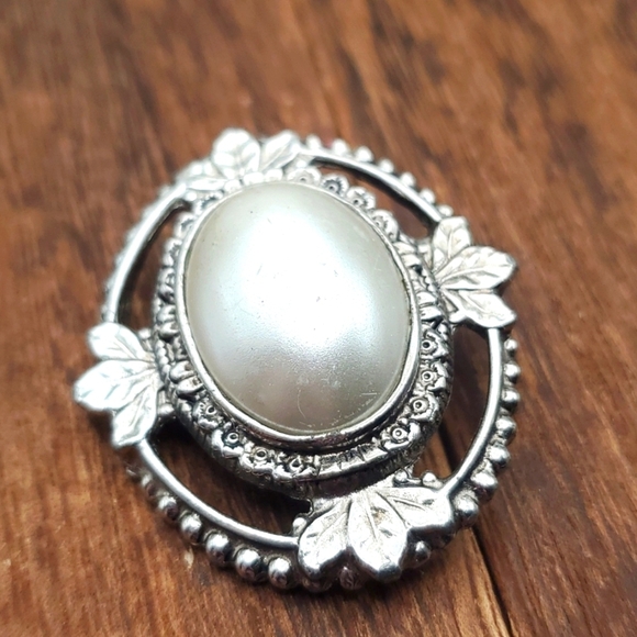 VICTORIAN LADY BROOCH CLASSY B127‎ - Picture 1 of 3
